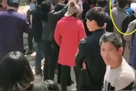 “大衣哥”邻居终于把自己作死了，村委出台村规，只能回家种地了图片
