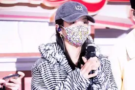 宋茜甜酷风穿搭太可了！条纹毛绒外套配牛仔裤，潇洒帅气还性感图片