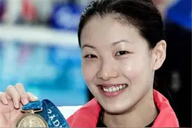 她是首个嫁豪门奥运冠军，谈父女恋5年生3胎，如今比郭晶晶幸福图片