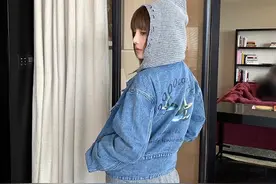 李小璐为网店销量豁出去了，亲自上阵当模特，38岁还演绎少女风图片