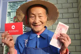 农民种粮一辈子，每年新农保1000元交15年，养老金会比存款划算么图片