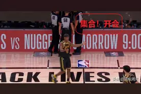 ​比赛意外暂停，隆多集合队友讲战术，浓眉认真听讲，威少看呆了图片