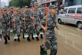 河南救灾中的朱生岭，从士兵成长为上将，一细节展示深厚人民情怀图片