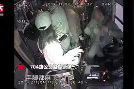 男乘客公交车上突发疾病抽筋不止，司机疏散乘客果断改路线送医视频封面