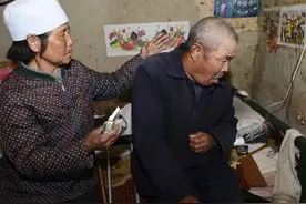 丈夫残疾儿媳痴傻，年迈妇人和聋哑儿子艰难撑起一个残破的家图片
