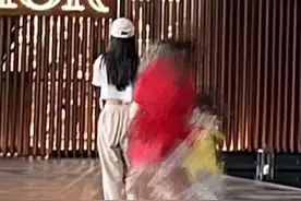 baby带家人外出度假，小海绵与25岁弟弟都在，一家三口独缺黄晓明图片