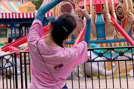 刘诗诗游迪士尼太节约，穿300T恤100头套，34岁背书包变在逃公主图片