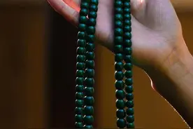 刷新认知，一串108颗绿松石，竟被拍出“劳斯莱斯”的价格图片