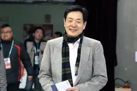 妻子为他下嫁，他助女儿当上总裁，濮存昕把一生奉献给了两个女人图片