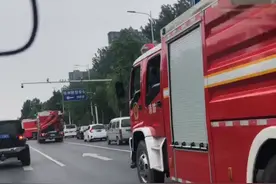 郑州司机师傅杠杠滴！路遇消防车出警 纷纷主动让行图片