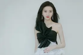 景甜洋气搭配高级温柔，黑色纱裙妩媚撩人，女人味十足图片