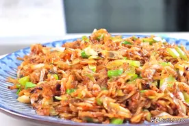 虾皮就应该这样吃！香酥无比，上桌就抢光，老人孩子都爱吃图片