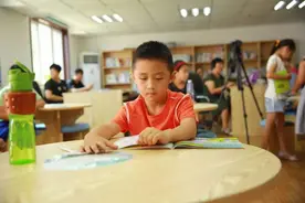 6年级男孩不愿上学，父亲扔给他一副手套：“不上学就去干活”图片