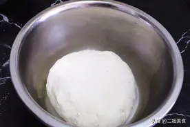 和面时总是粘手，大厨教您一招，和面时不粘盆不脏手，真实用图片