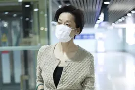 毛阿敏“阿姨圈”里最洋气，针织开衫配运动裤低调简约，潇洒率性图片