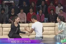 断腿男孩现场下跪求婚为爱发誓感动断臂女孩，赢得全场掌声图片