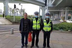 手机遗失在出租车上，交警通过短信成功找回图片