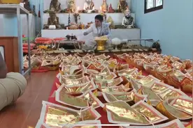 LISA生病，粉丝请泰国寺庙高僧念经加持，视频画面别扭又诡异图片
