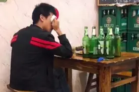 山东：司机喝了7瓶啤酒，凉菜都没动，边喝边哭，网友：感同身受图片