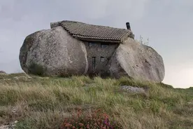 世界上最疯狂的房子，建于两个巨石之间，到底是如何盖起来的？图片