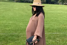 朱珠卸货在即，穿孕妇裙秀超大孕肚，网友质疑是双胞胎图片