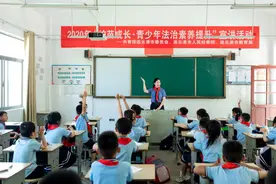 【法治副校长】强制报告，救了棍棒下的她图片