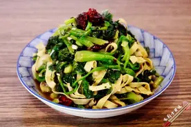 暖心暖胃的温拌菜系列之豆皮菠菜，食材简单、价格不贵，营养丰富图片