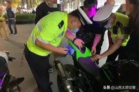非法改装摩托车，“拉风”与危险同在图片