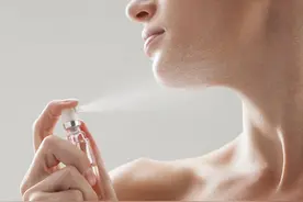 香水应该怎么喷？喷衣服还是喷皮肤？这才是正确位置，留香一整天图片