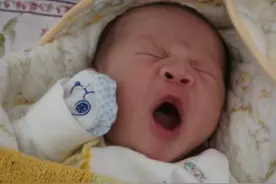 婴儿何时能睡“整夜觉”？家长注意3个方面，夜里带娃睡得更香图片