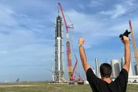 1300吨星舰被起重机吊起，不用羡慕，我国有款起重机比它大3倍图片