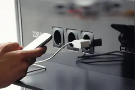 如何给手机充电更健康？是用完电再一次性充满好，还是随时充好？图片