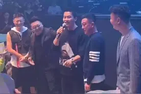 林峯酒吧壕掷百万引来美女，看到张馨月反应：难怪范冰冰李晨分手图片