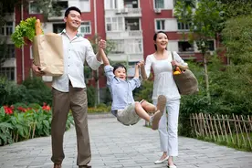 我是头婚，嫁给二婚老公，看着继子对我的态度，我真诚的向他道歉图片