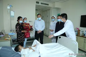 自治区卫生健康委领导看望和田断臂再植男孩图片