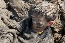 湖北荆州男子蹲茅房忘时间，俩孩子变“泥猴子”，“童年完整了”图片