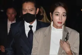 韩国艺人正妻典范！李秉宪老婆闭眼不看桃花，13年后与丈夫合影图片