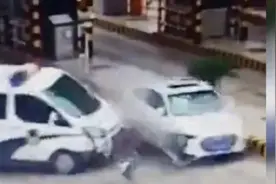 惊险！毒贩闯卡猛撞警车，民警带伤抓捕图片