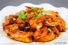 这才是油焖大虾的家常美味做法，色泽金黄、晶莹剔透，一盘不够吃图片