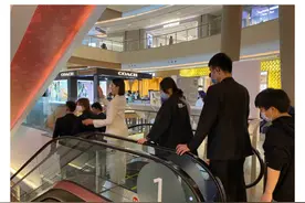 43岁孙莉商城被偶遇，包裹严实难掩凹凸身形，多人护行排场大图片