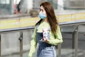 美女旁边的小姐姐也很好看图片