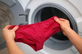 女生每天都洗内裤，为何中间还是发黄发硬呢？本文告诉你真相图片