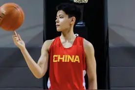 女篮杨舒予出征奥运未战先火！长发撞脸刘雯，剪短发又帅过小鲜肉图片