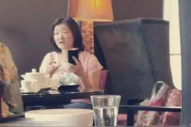 “民歌天后”宋祖英现身，穿着朴素接地气，土味着装也挡不住气质图片