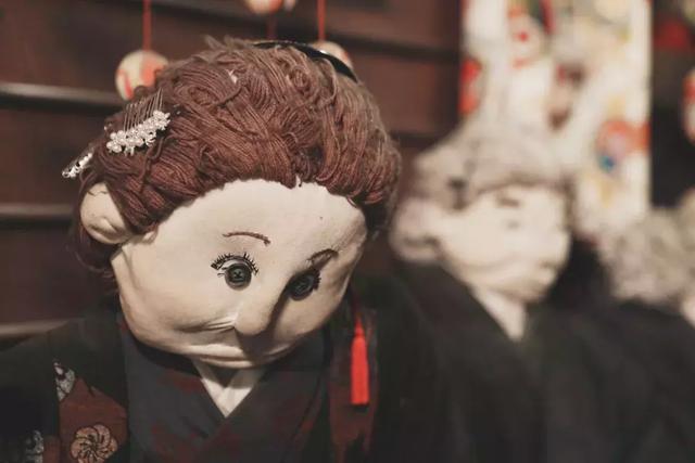 日本有个恐怖村庄,奶奶按照逝者原型做了300个人形,日夜陪自己