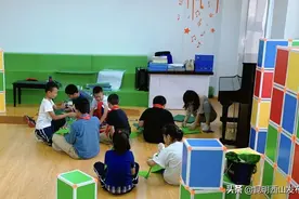 国泰民安 西山合庆 | 棕树营小学喜迎国庆，与国旗合影！图片