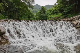 安徽金寨龙井十里溪风光，正逢雨季涨水，山里的瀑布壮观多了图片