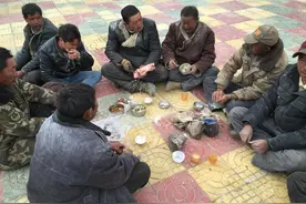 生吃牦牛肉，狂喝青稞酒，西藏日喀则农村生活场景纪实图片