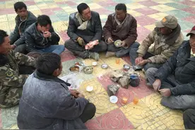 生吃牦牛肉，狂喝青稞酒，西藏日喀则农村生活场景纪实图片