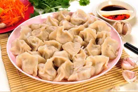 入秋后，猪肉靠边站，用它包饺子，香嫩多汁，吃一口就忘不了图片